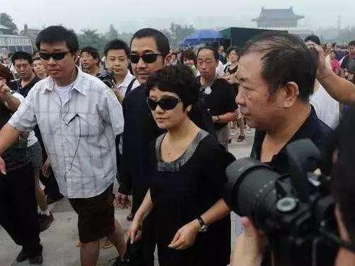 邓超参加李丁老师的葬礼却被张国立大骂滚出去，只因粉丝不理智！