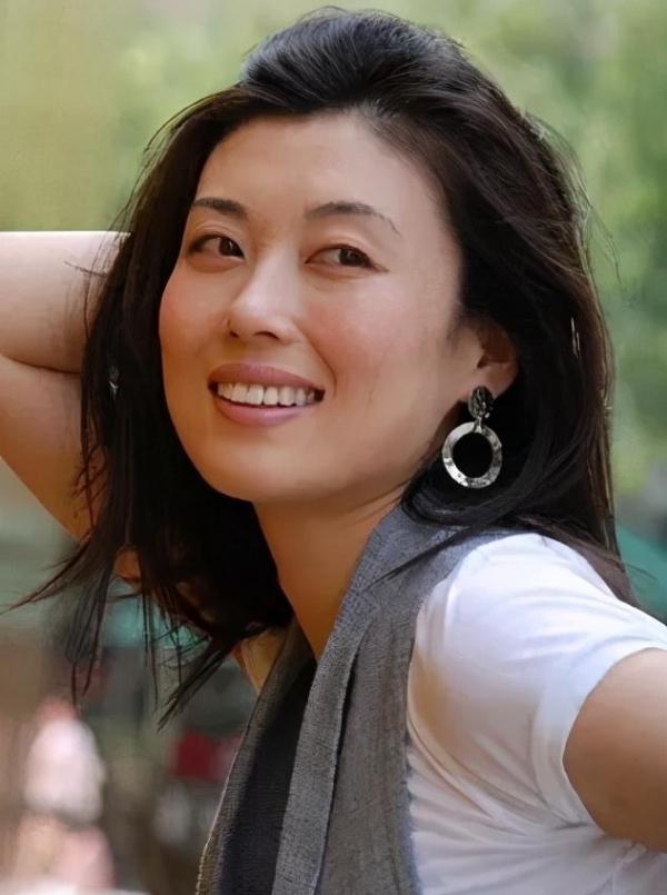 “央视颜霸”李红旧照被扒，方脸单眼皮遭疑整容，与现在判若两人
