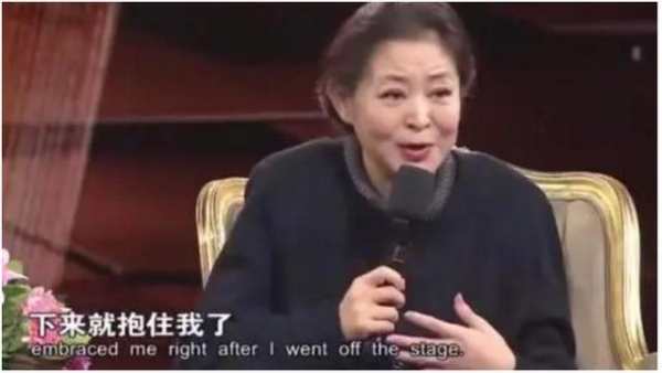 91年春晚，倪萍拿4张白纸撒下