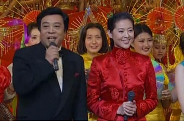 91年春晚，倪萍拿4张白纸撒下