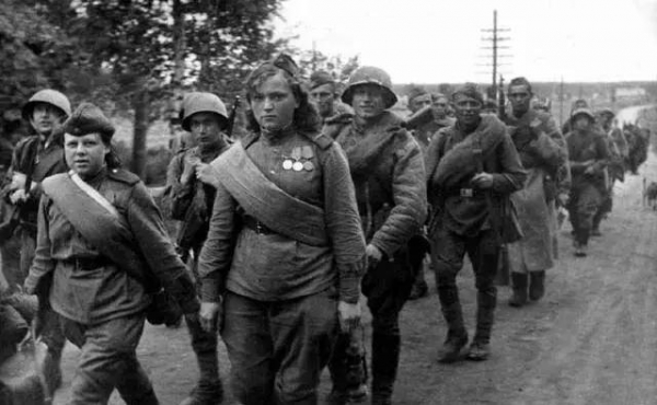 苏联女兵被俘后沦为玩物，为活命叛国投敌