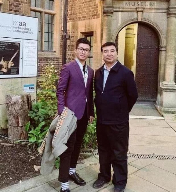 曾患抑郁,被指着骂,拒绝天价坚守央视的白岩松,被赴英儿子