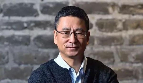 曾患抑郁,被指着骂,拒绝天价坚守央视的白岩松,被赴英儿子