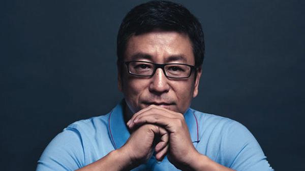 曾患抑郁,被指着骂,拒绝天价坚守央视的白岩松,被赴英儿子