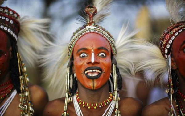 "沃达贝族群位于非洲中部的萨赫勒地带,属于游牧民族,他们通常会以