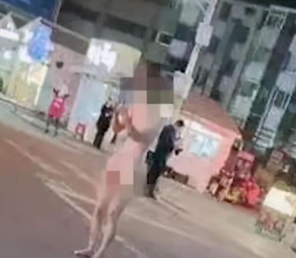 奇葩！为报复出轨男友，女子全裸上街自拍，现场画面曝光