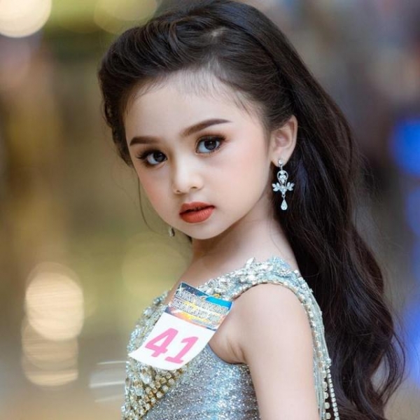 7岁泰国萝莉又获“选美冠军”！穿成熟礼服化浓妆，卸妆后才惊艳