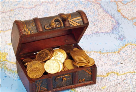 农民挖到一个黑盒子里面共有193件黄金是安禄山的宝藏