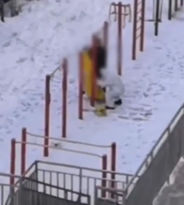 零下26度！黑龙江一居民单杠上吊身亡，户外一片白雪茫茫