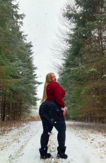 真爱！230斤胖妹妹与130斤网恋男友订婚，穿比基尼狂撒狗粮