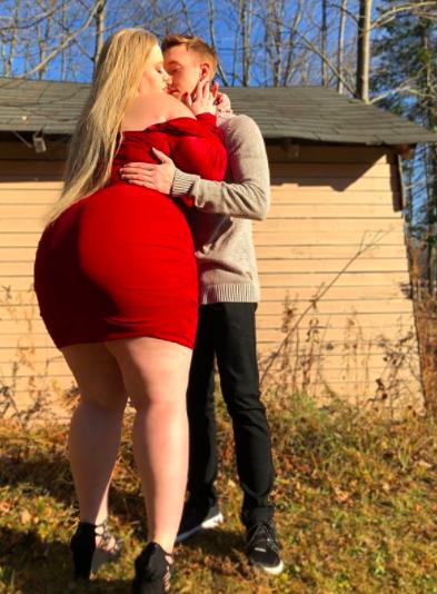 真爱！230斤胖妹妹与130斤网恋男友订婚，穿比基尼狂撒狗粮