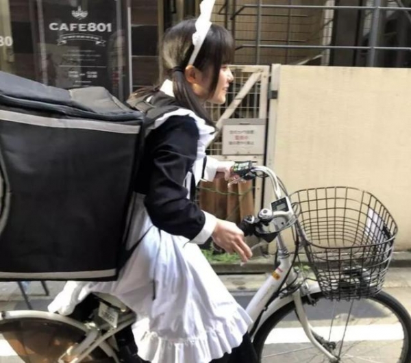 日本餐厅提供特色服务，可爱萝莉穿上女仆装，骑自行车送外卖