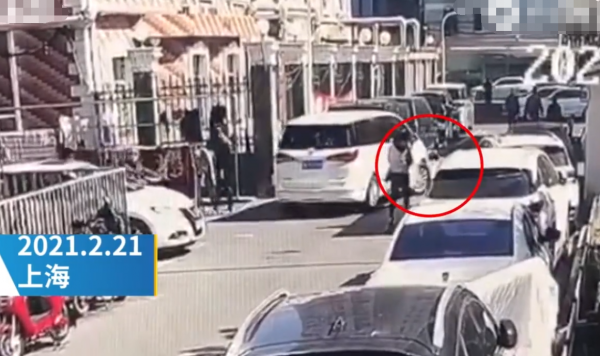 上海6岁女童在小区玩滑板车，被车辆撞倒碾压身亡，事发时母亲就在身后