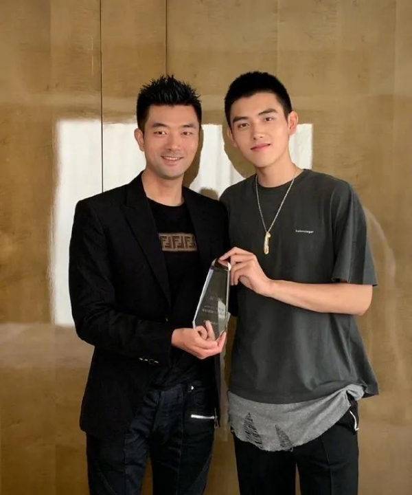 金瀚家庭背景曝光和赵丽颖的合照就说明了一切4