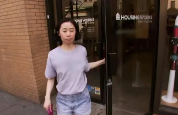 日本女子在美国打工，吃用的全从垃圾堆里捡，8年没买过新衣服