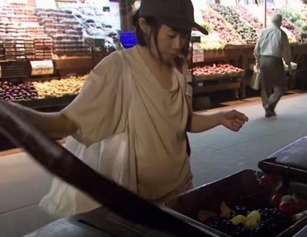 日本女子在美国打工，吃用的全从垃圾堆里捡，8年没买过新衣服