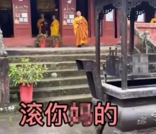 女子进寺庙拜佛香被僧人扔掉，上前质问却遭辱骂：你又没给庙里拿钱