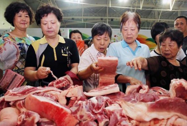 猪价大跌，“便宜肉”却消失！被谁买走了？