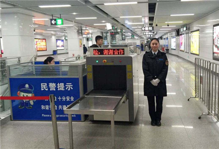 地铁安检员钱少又累为何还有年轻人愿意干安检员实属无奈2