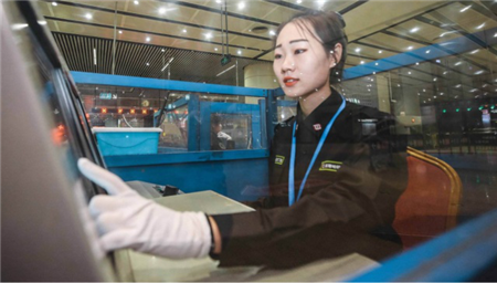 地铁安检员钱少又累为何还有年轻人愿意干安检员实属无奈