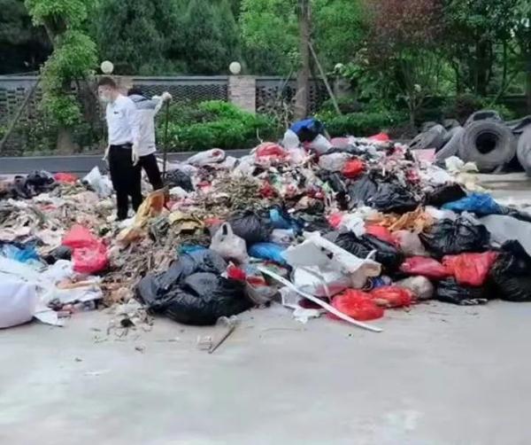 贵州一女子吃火锅弄丢9万的戒指，店员翻找了2吨垃圾寻找