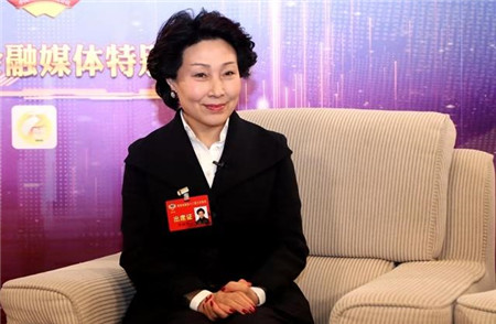 正大制药郑翔玲因特异功能被特招入伍后转战商场坐拥百亿