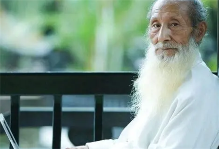 这个老人就是陈俊,活了四百多年,还历经了唐宋元三个朝代,被后世封为