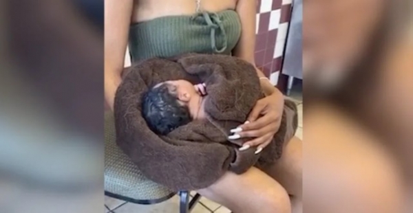 14岁女孩把刚生下的婴儿交给餐厅顾客后逃跑 婴儿身上还带着一段脐带