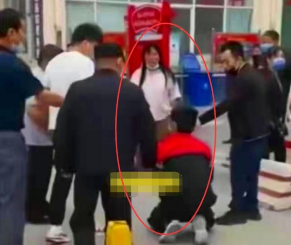 “混蛋！你敢打你妈？”河北少年当街殴打母亲引众怒，路人罚其下跪认错