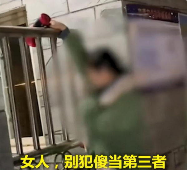 重庆女孩街头痛哭：玩弄我的感情，他有老婆孩子，我不想做小三