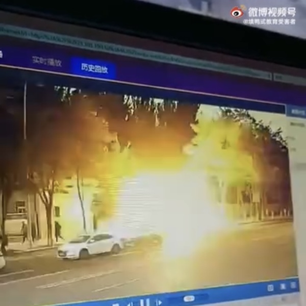 辽宁阜新市政府门口机动车爆炸致1死5伤 现场腾起烟雾