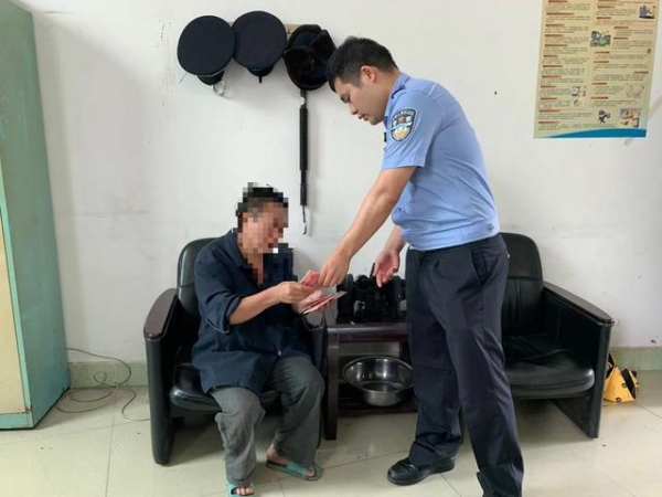 郴州60多岁老汉遇女子搭讪被偷4400元，红着脸报警：“过程不光彩”