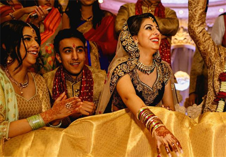 印度富人女性身上戴满金饰生活奢靡但这件事却难以逃避