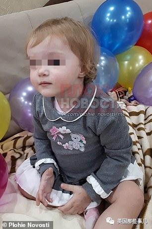 俄罗斯妈妈把3岁女儿吊出阳台失手摔死，为了