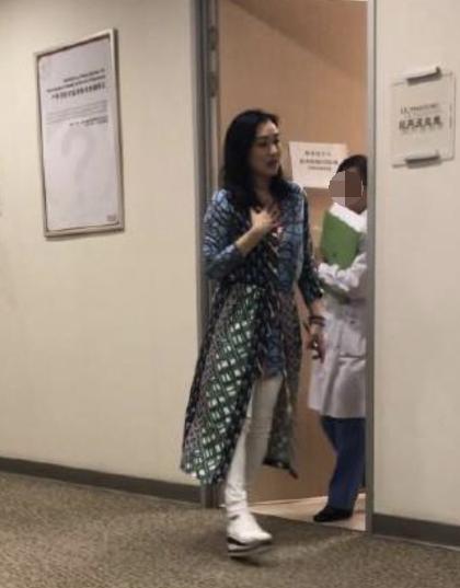 50岁钟丽缇被疑怀四胎，穿着宽松难掩小腹突出，曾被拍现身妇产科