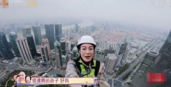 50岁钟丽缇被疑怀四胎，穿着宽松难掩小腹突出，曾被拍现身妇产科