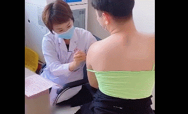 河南一男子为方便打疫苗出奇招,穿媳妇吊带背心去打针 - 看看头条