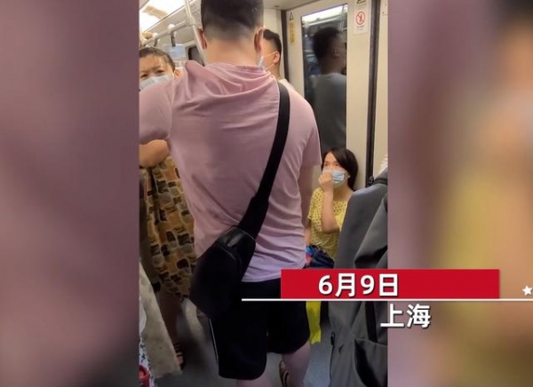 “有本事你打我！”上海地铁上，一男子与孕妇起冲突，被气到发抖