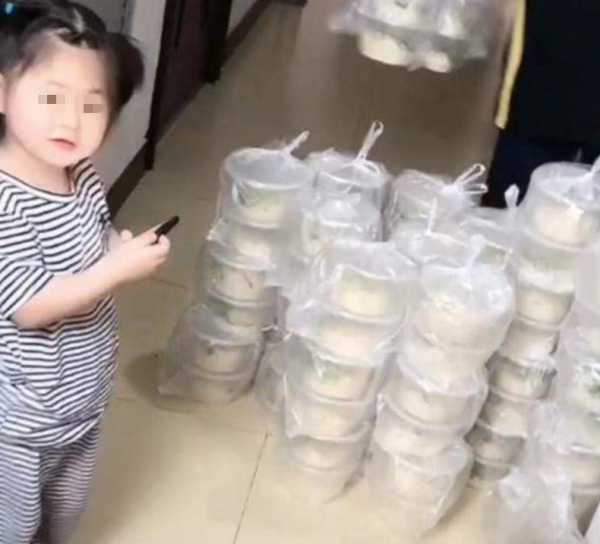 3岁女孩点100碗炸酱面，父亲知道后情绪崩溃，想出办法及时止损