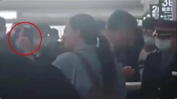 太嚣张！外籍女子拒戴口罩冲乘客竖中指，警方通报来了