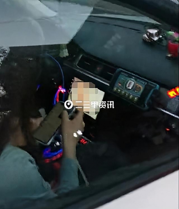 出租车上只有一个女乘客，司机竟在大屏上播放“不雅视频”