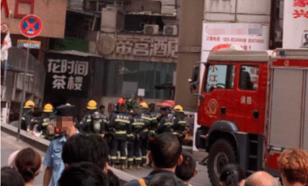 重庆某大厦突发爆炸事故，逃难者衣不蔽体冲出大楼，现场狼藉一片