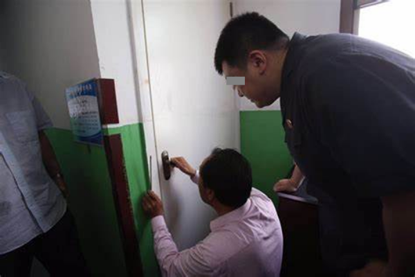 男子房门全是小广告，开门后家里竟然都被贴，男子：闲的没事干？
