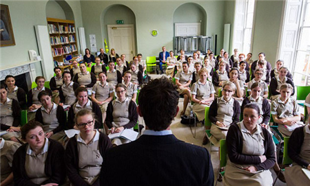 但是,从英国诺兰德学院毕业的学生,这辈子都不能发愁找不到工作,因为