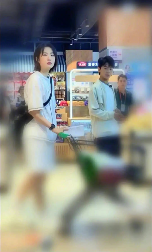 华为二公主姚安娜综艺路透曝光，与丁真同逛超市，打扮超接地气