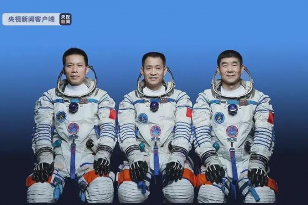 中国第一位！这名太空出舱的航天员还有个特殊身份
