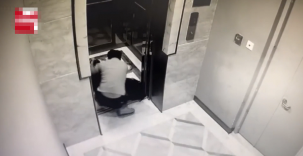 笑哭了！男子因健身过度腿软摔倒在地，解锁各种姿势后，爬进电梯
