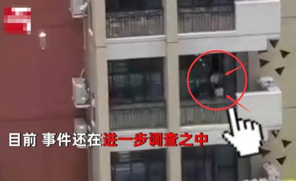 “我要报警了！”近40度高温下，广东幼儿园老师将小孩锁在阳台惩罚，孩子哭喊拍打玻璃门老师屋内稳坐