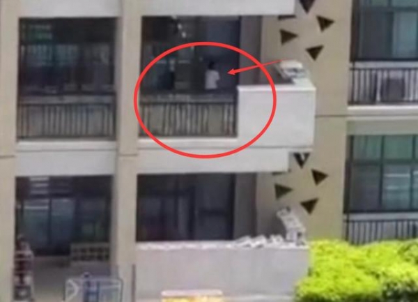“我要报警了！”近40度高温下，广东幼儿园老师将小孩锁在阳台惩罚，孩子哭喊拍打玻璃门老师屋内稳坐