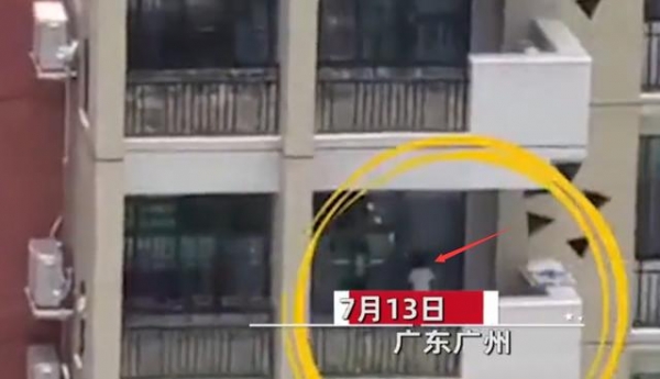 “我要报警了！”近40度高温下，广东幼儿园老师将小孩锁在阳台惩罚，孩子哭喊拍打玻璃门老师屋内稳坐